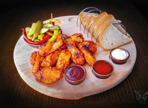 Bravčové koleno, medailóniky a kuracie krídelká (donáška alebo take-away)