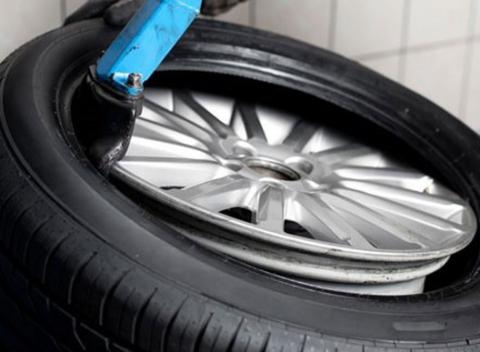 Kompletné prezutie pneumatík a vyváženie v servise Carshift. Užívajte si lepšie jazdné vlastnosti a vyššiu mieru bezpečnosti. 