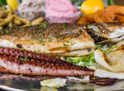 Grécke morské či mäsové špeciality z grilu. Menu pre dvoch je skvelá príležitosť, ako sa preniesť do Grécka.