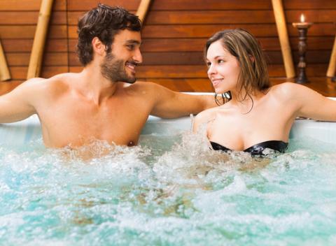 Privátna sauna a vírivka pre 2 až 4 osoby. Zoberte partnera, partiu kamarátov alebo aj rodinku a choďte si oddýchnuť tak ako praví králi. 