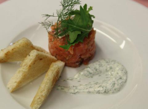 Nekonečný relax hlboko v lese pod korunami stromov. 4-chodové menu a originálny wellness v Trenčianskych Tepliciach v kúpeloch Zelená žaba.