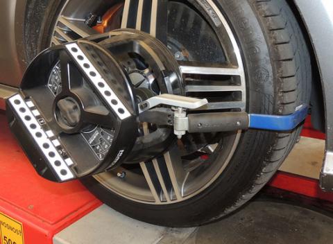 Kontrola geometrie a zľava 30 % na jej nastavenie. Geometria vozidiel so špičkovou 3D geometriou kolies HUNTER HAWK EYE ELITE.