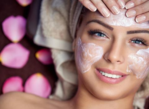 Pripravte pleť na jar a posilnite jej imunitu. Doprajte jej poriadny koktejl vitamínov s vysoko regeneračnými a hydratačnými účinkami. 