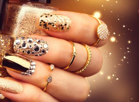 Gélové nechty alebo gél lak. Prirodzenú krásu ženy je možné zvýrazniť nielen novým účesom alebo šatami, ale aj krásne upravenými nechtami.