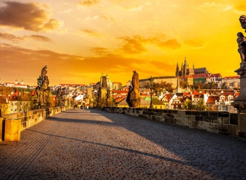 Obľúbený hotel Luník *** rodinného typu neďaleko historického centra Prahy. Raňajky v cene pobytu.