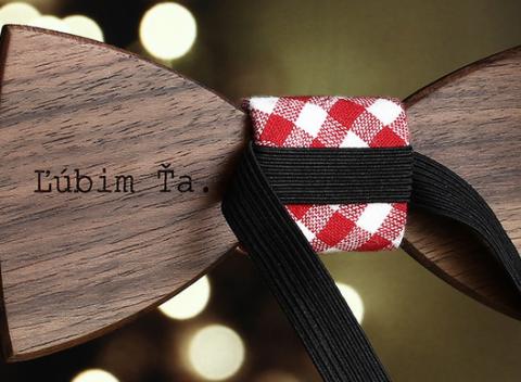 Švihácke ručne opracované drevené motýliky pre každého džentlmena. Dolaďte ho k svojim šatám a budete párom, na ktorý sa nezabúda. 