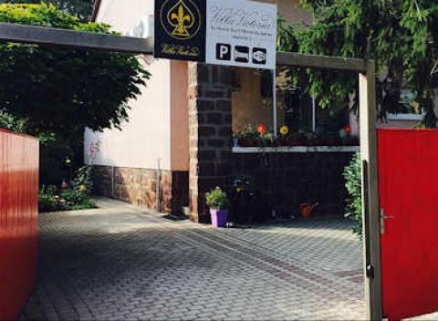 Rodinné ubytovanie pre všetkých, ktorí si potrebujú oddýchnuť v termálnych kúpeľoch Mosonmagyaróvár v penzióne Villa Victória s raňajkami.