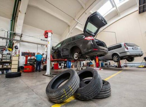 Kompletné prezutie alebo prehodenie kolies + kontrola bŕzd a podvozku s možnosťou vyváženia.