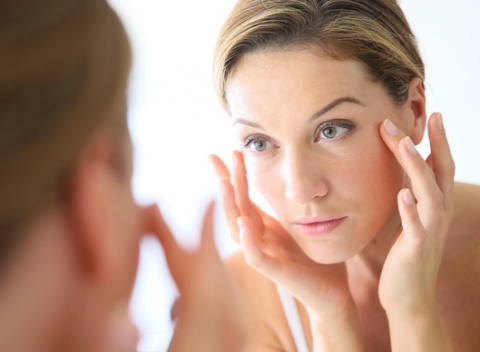 Očné liftingové ošetrenie alebo hydra power hyaluron. Zamávajte vráskam s účinným ošetrením. Kto je tá kočka v zrkadle? Vy!