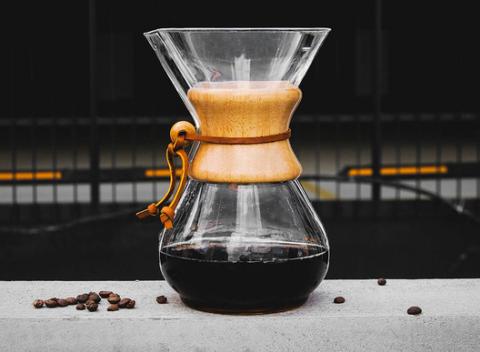 Ak milujete kávu a súčasné umenie, určite si obľúbite kaviareň DOT, kde vám ponúknu dve kávy s alternatívnym spôsobom prípravy.