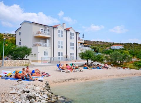 Jedinečná dovolenka pri Jadranskom mori na riviére Šibenik. Ubytovanie ideálne pre 4 osoby s výhľadom na more vám poskytnú Apartmány Eldić.