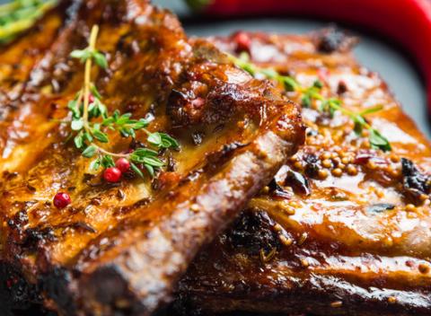 Vynikajúca kilová porcia grilovaných rebierok s bohatou prílohou na vás čaká v Atelier Caffe & Restaurant v blízkosti centra Košíc. 