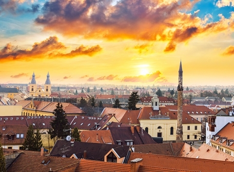 V pokojnej vilovej štvrti na Ružovom vŕšku v Egeri na vás čaká romantický rodinný hotel v historickom šate s chutnou polpenziou a wellness. 