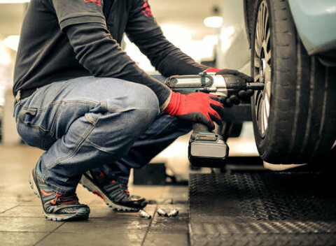 Kompletné prezutie, prehodenie kolies alebo kontrola podvozku v BWOAH service.