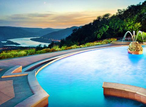 Rozmaznajte sa skvelou dovolenkou s polpenziou a neobmedzeným wellness v luxusnom Hoteli Silvanus v maďarskom historickom meste Vyšehrad. 