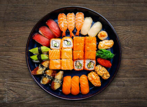 Sushi set pre 2 osoby so sebou (take away) a možnosťou vyskladania si setu podľa vlastnej chuti.