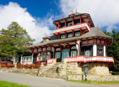 Objavte čarovnú prírodu Moravskoslezských Beskýd a ubytujte sa v rodinnom penzióne U Veterána. Tešte sa na bohatú polpenziu a welcome drink.