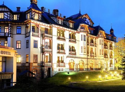 Luxusný Grand Hotel**** s úžasným výhľadom na pozadí mohutného Slavkovského štítu ponúka nezabudnuteľný pobyt v Tatrách.