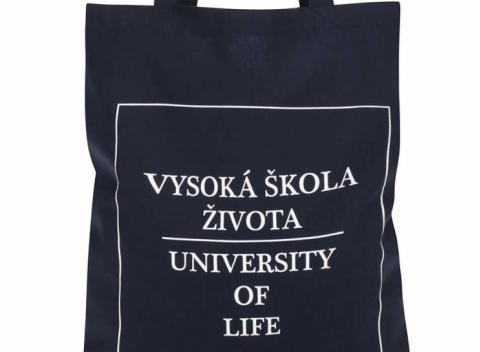 Tmavomodrá plátená taška s originálnym nápisom - Vysoká škola života. Najlepšia škola je tá, ktorú prežívate každý deň.