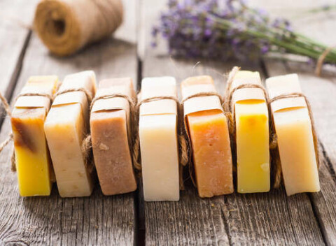 Darčekové balenie ručne vyrábaných mydiel s príjemnou vôňou a bez palmového oleja.