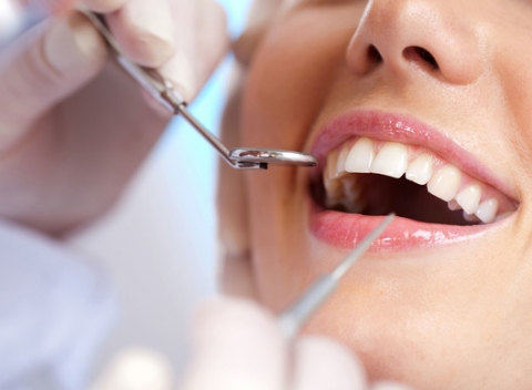 Dentálna hygiena alebo bielenie zubov. V RoyalDent sa o váš chrup postarajú dentálne hygieničky, ktoré vám aj poradia, ako si zúbky čistiť.