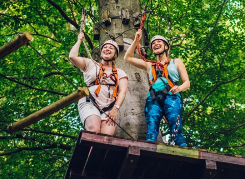 Vstup do lanového centra na Kolibe. Urobte si rodinný výlet a zdolajte prekážky v korunách stromov.