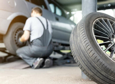 Výmena kolies, kompletné prezutie s vyvážením alebo uskladnenie pneumatík aj diskov.