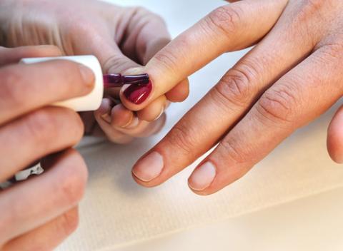 Zabudnite na rozštiepené a lámavé nechty, pretože s gél lakom či japonskou manikúrou sa zbavíte všetkých problémov s vašimi nechtami.