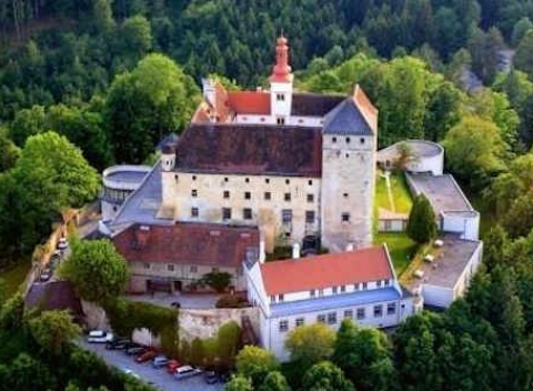 Romantická dovolenka v termálnej oblasti Dolného Rakúska. Ubytovanie v skvostnom zámku Hotel Schloss Krumbach.