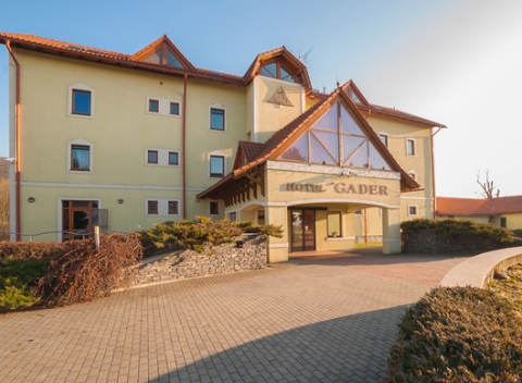 Jarná rodinná dovolenka v malebnom prostredí Veľkej Fatry s ubytovaním v hoteli Gader*, kde vás čaká chutná polpenzia a vstup do sauny. 