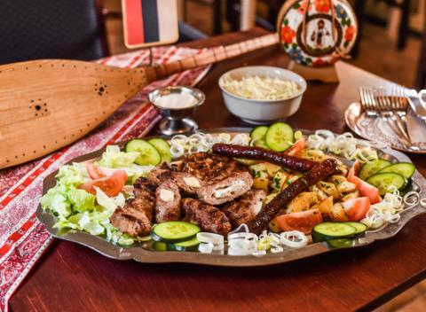 Kilová misa tradičných srbských špecialít pre 2 až 3 osoby. Pochúťky, v ktorých sa stretla stredoeurópska tradícia a stredomorská chuť. 