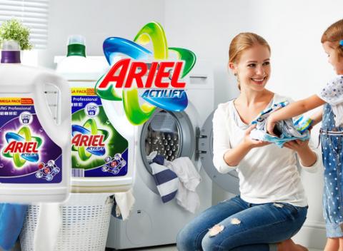 Periem, perieš, perieme s Ariel Actilift gél. Účinný profesionálny prací gél určený na stálo farebné a biele prádlo. 