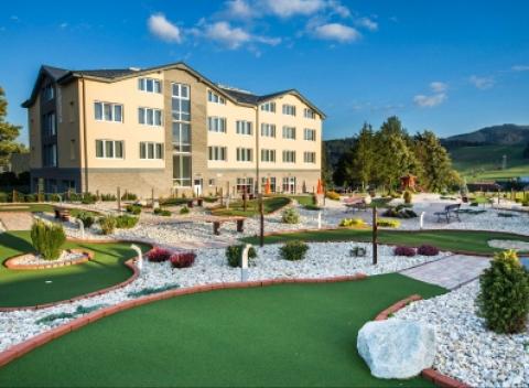 Dajte zbohom jarnej únave v hoteli Končistá**** priamo pod majestátnymi Tatrami. Čaká vás pokoj a neobmedzený vstup do bazéna aj wellness. 