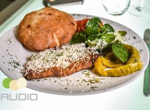 Ochutnajte balkánsku špecialitu - pleskavicu z hovädzieho a bravčového mäsa, so syrom a pizza chlebom v reštaurácii hotela Gaudio.