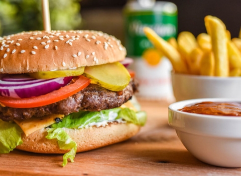 Domáce burgre v Dileme. Šťavnatý domáci burger, v ktorom je na cheddare a pod slaninkou, oštiepkom a volským okom položené ugrilované mäso.