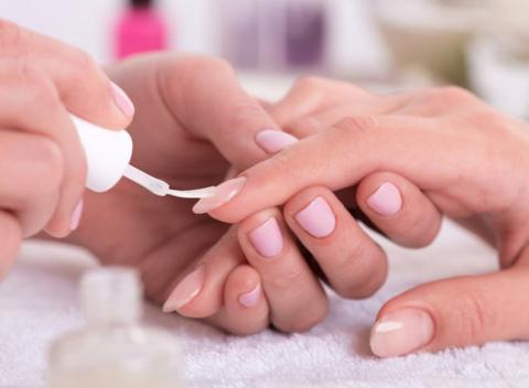 Gél lak alebo japonská manikúra - dlhá trvácnosť, vylepšenie kvality nechtu a hravé farby. O krásu vašich nechtov sa postará certifikovaná nechtová dizajnérka.