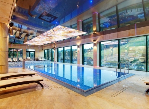 Odmeňte sa dovolenkou s neobmedzeným wellness a vynikajúcim jedlom v hoteli Pegaz**** v pokojnom horskom prostredí pri meste Krynica-Zdrój. 