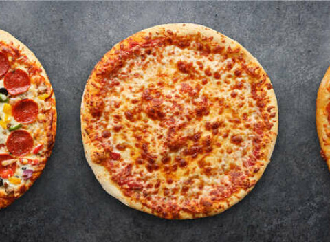 Solo pizza či pizza kúsky podľa výberu na Panskej. Vôňa cesnaku, chrumkavé okraje a ešte lepší stred.