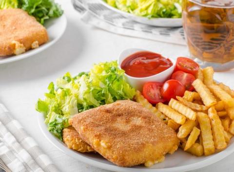 Vyprážaný syr s hranolkami, ktorý nikdy nesklame. K tomu ešte tatarská alebo kečup a gastro hriech ako vyšitý je na svete. 