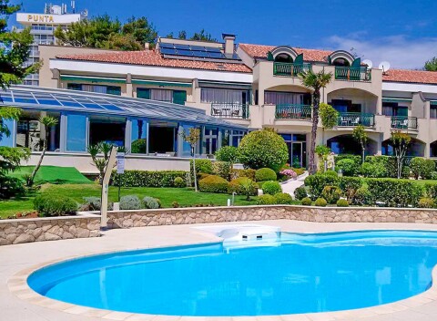 Vodice na pláži v Hoteli Villa Radin **** s bazénom, lehátkami, polpenziou a zapožičaním bicyklov.