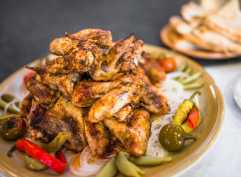 2 kg grilovaných kuracích krídiel, dressing, zelenina a na zahryznutie chlieb alebo posúch.