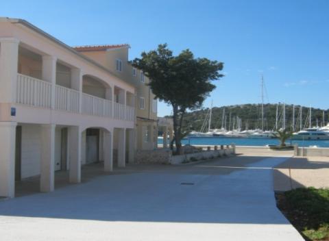 Spoznajte s nami pobrežie chorvátskej Dalmácie! Pobyt v Apartmánoch Ante s výhľadom na more v letovisku Rogoznica na riviére Šibenik.