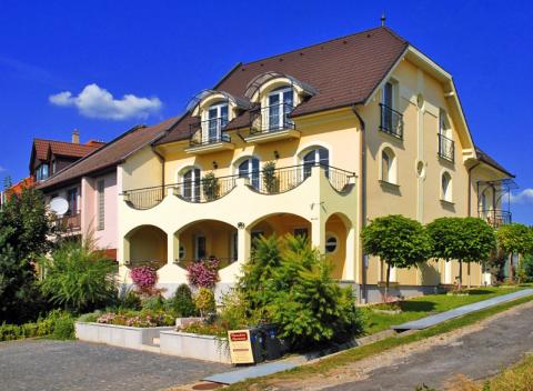 Spoznajte jedno z najkrajších kúpeľných miest v Maďarsku, jedinečný Eger! Pobyt s wellness, polpenziou a celodennou vstupenkou do termálov. 