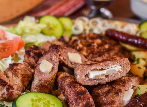 Kilová misa tradičných srbských špecialít pre 2 až 3 osoby. Pochutnajte si na skvelom jedle so stredomorskou chuťou našich južných susedov.