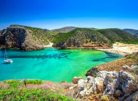 Kúpanie a spoznávanie čarovných ostrovov Sardínia a Korzika letecky z Bratislavy.