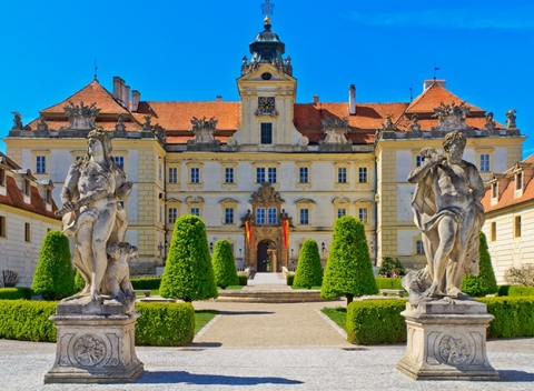 Jedinečná dovolenka v Hoteli Apollon*** v srdci Lednicko-valtického areálu pri rozprávkovom zámku Valtice s polpenziou a ochutnávkou vín. 