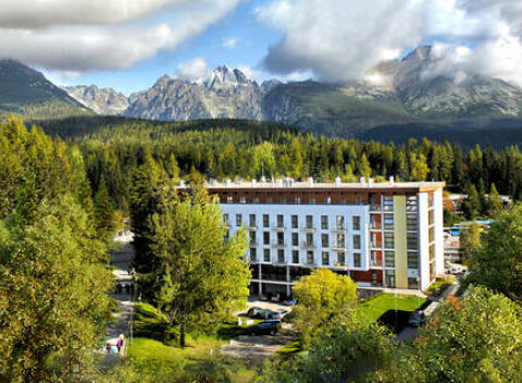 Výnimočný relax v apartmánoch hotela Crocus**** pri Štrbskom plese s polpenziou a bonusmi.