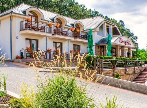 Podhájska 400 m od termálnych kúpeľov v obľúbenej Rekreačnej chate MeryJán s raňajkami a zľavami.