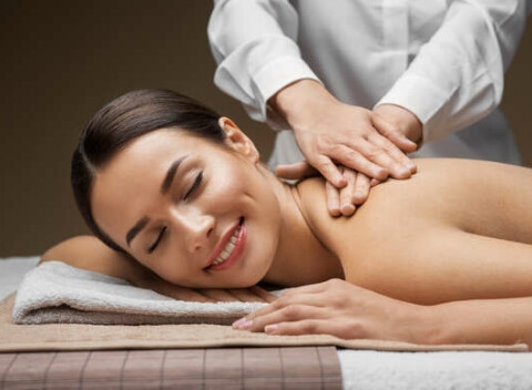 Uvoľňujúca masáž chrbta a šije alebo celého tela s možnosťou zábalu.