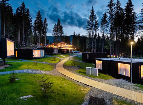 Björnson Tree Houses: Unikátne chatky pod Chopkom s lanovkou v cene, polpenziou a dieťaťom zdarma.